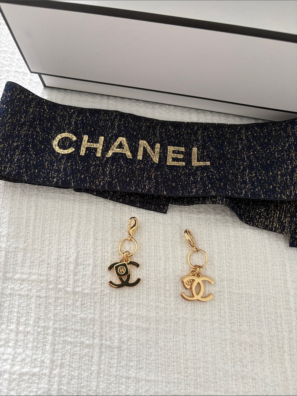 Chanel 2023 Navy Holiday Cosmetic Pouch - Picture 2 of 5